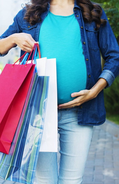 pregnant woman with shopping bags - Фото, зображення