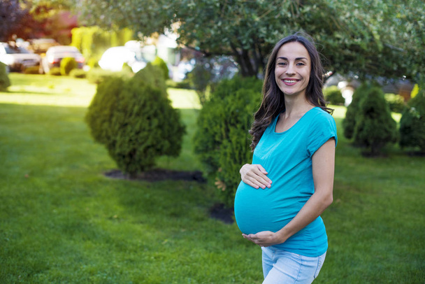 outdoor portrait of pregnant woman - Foto, afbeelding