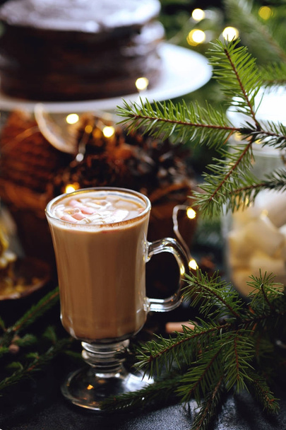 Cup of hot cocoa with mini marshmallows with beautiful Christmas decorations  - Foto, afbeelding