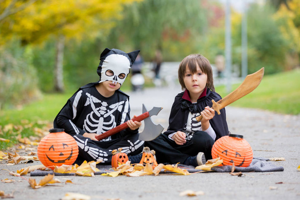 İki çocuk, çocuk kardeş Cadılar Bayramı kostümleri ile parkta - Fotoğraf, Görsel
