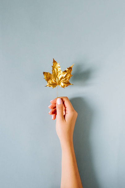 Hand with autumn leaf - Valokuva, kuva