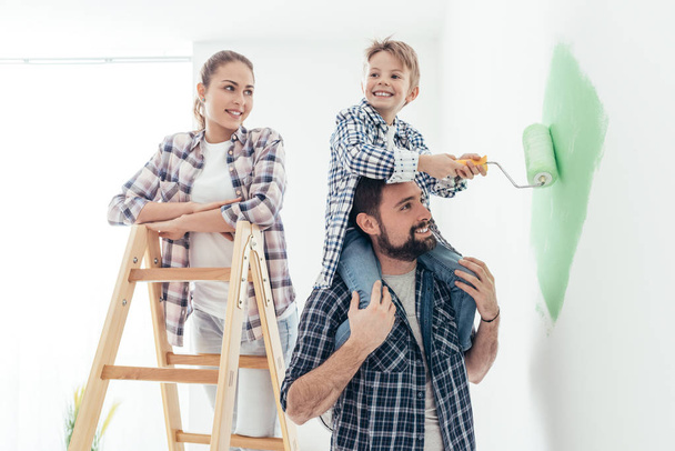 Happy family renovating new home - Fotoğraf, Görsel