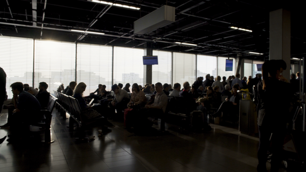Passagiers zit op vertreklounge en instappen, terminal te wachten - Video