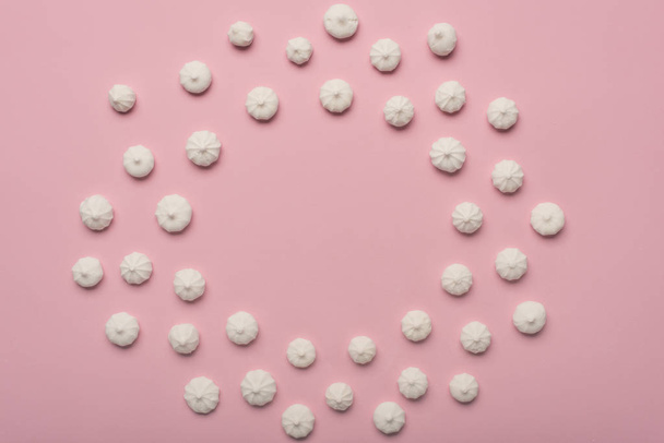 cornice cerchio di marshmallow bianchi e bacche
 - Foto, immagini