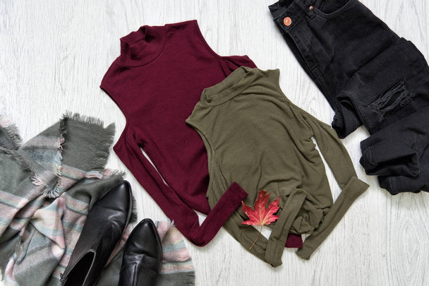 Desky-barva khaki a Burgundsko. Černé džíny, šátek a boty. Módní pojem - Fotografie, Obrázek