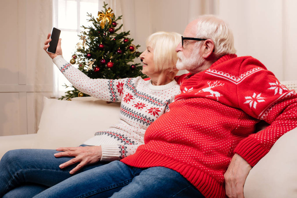 casal sênior tomando selfie no Natal
 - Foto, Imagem