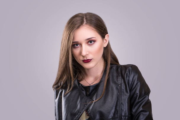 Retrato de belleza de una joven atractiva con maquillaje agresivo vestida con chaqueta de laither
 - Foto, imagen