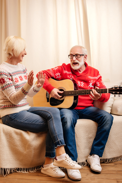 starší muž hraje na kytaru pro manželku - Fotografie, Obrázek