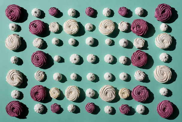 berry and white marshmallows - Foto, imagen
