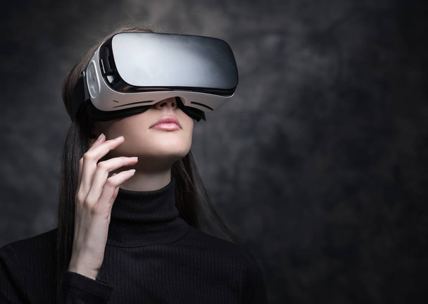 Young woman wearing VR viewer - 写真・画像