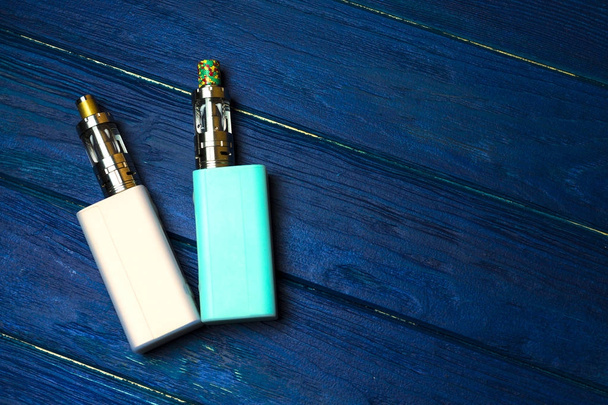 dos cigarrillos electrónicos (cigarrillo electrónico, vapor) sobre el fondo de madera
  - Foto, Imagen