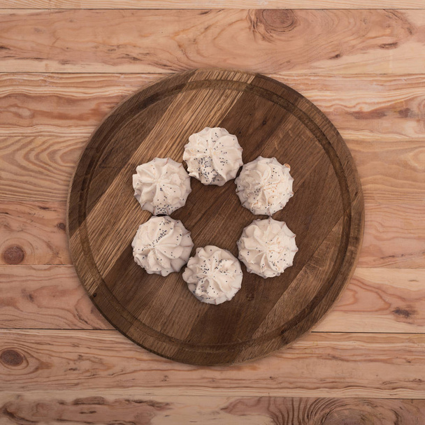 marshmallows op houten bord - Foto, afbeelding
