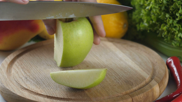 Mans mãos cortando a maçã
 - Filmagem, Vídeo