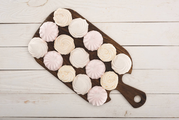 marshmallows on wooden board  - Φωτογραφία, εικόνα