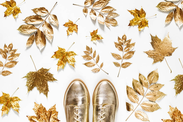 Authumn leaves and shoes - Foto, Bild