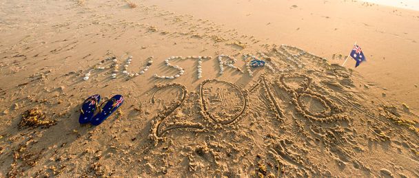 Australien Text mit Strings, Flagge und Sonnenbrille am Strand - Foto, Bild