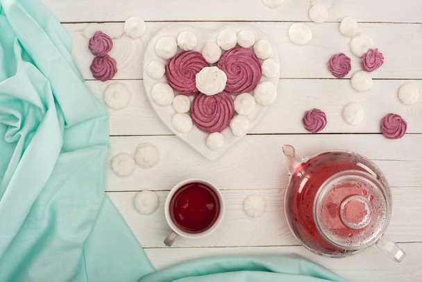 szív alakú marshmallows és tea  - Fotó, kép