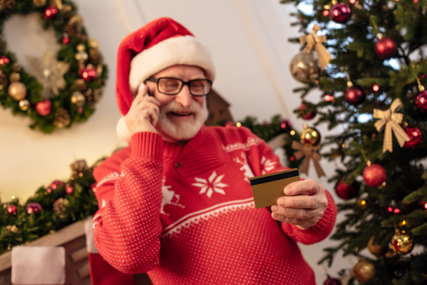 starší muž s kreditní kartou a smartphone - Fotografie, Obrázek