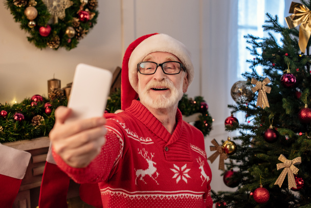 Senior man selfie nemen op smartphone - Foto, afbeelding