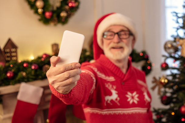 Senior macht Selfie an Weihnachten - Foto, Bild