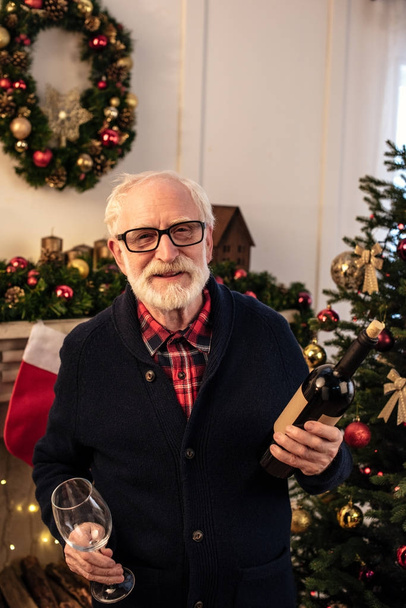senior homme avec vin à christmastime
 - Photo, image