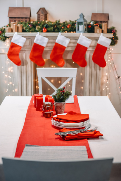 Tavolo natalizio con stoviglie
 - Foto, immagini