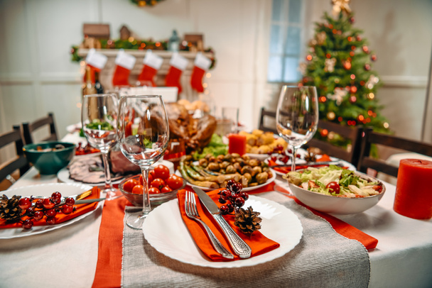 mesa servida para o jantar de Natal
 - Foto, Imagem