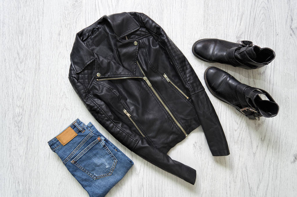 Chaqueta de cuero negro, jeans y botas. Concepto de moda
 - Foto, Imagen