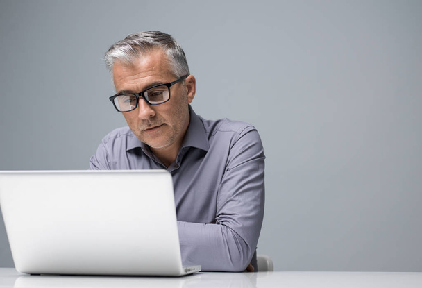Businessman using a laptop - Фото, изображение