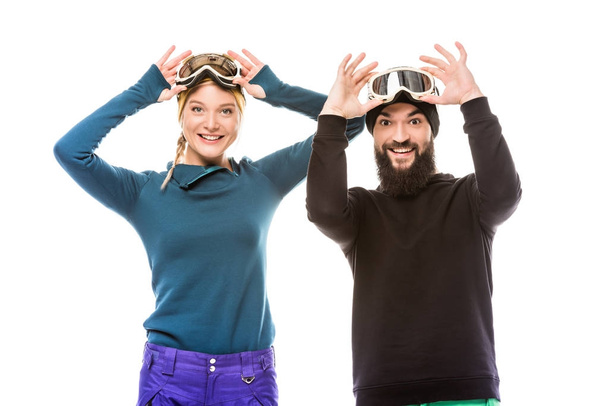 pareja en sombreros con gafas de snowboard
 - Foto, imagen
