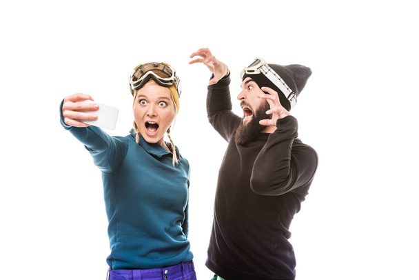 Snowboarders tomando selfie
 - Foto, imagen