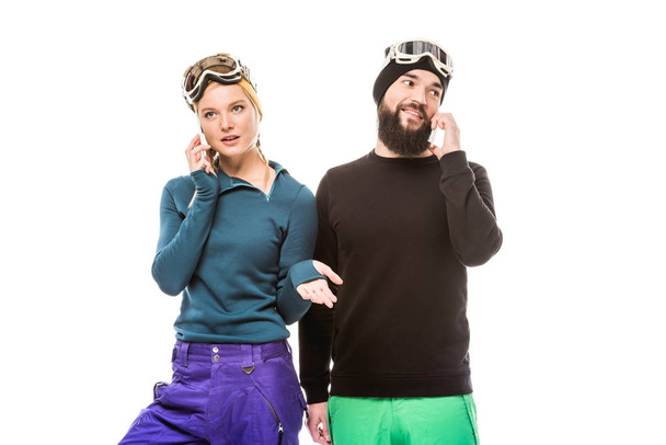 snowboarders hablando en smartphones
 - Foto, Imagen