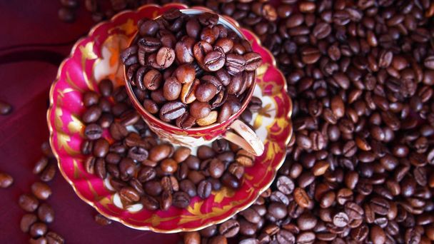 grãos de café em um fundo vermelho
 - Foto, Imagem