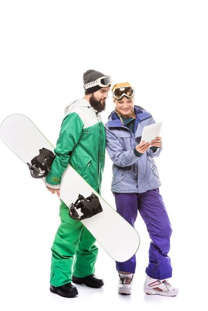 pareja de snowboarders con tablet
 - Foto, imagen