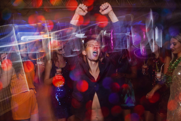 Активний щасливий чоловік на танцмайданчику в русі
 - Фото, зображення