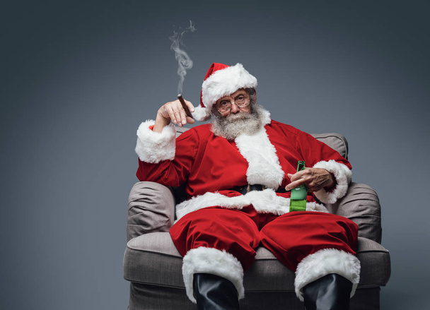 Santa smoking cigar and drinking beer - Foto, afbeelding