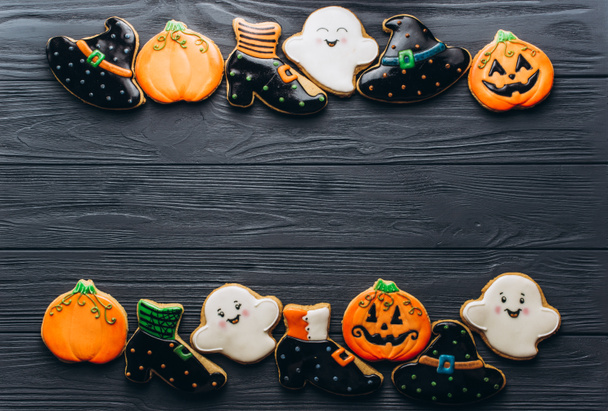 Смешные вкусные имбирные печенья на Хэллоуин на столе. горизонтальный вид сверху
 - Фото, изображение