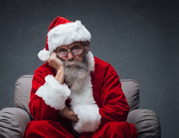 Santa Claus leaning on hand - 写真・画像