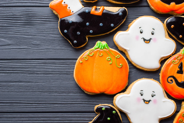 Legrační vynikající zázvorové sušenky pro Halloween na stole. horizontální pohled shora - Fotografie, Obrázek