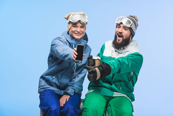 fiatal pár, snowboard-ruházat - Fotó, kép