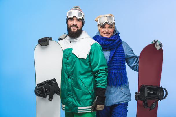 gelukkige paar wit snowboards - Foto, afbeelding