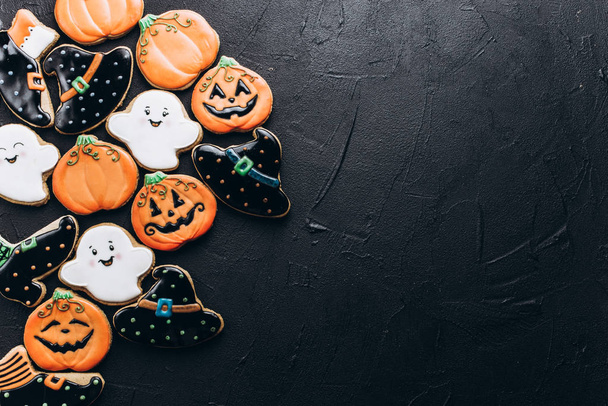 Biscoitos de gengibre deliciosos engraçados para o Halloween na mesa. vista horizontal de cima
 - Foto, Imagem