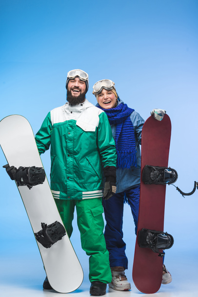 feliz pareja ingenio snowboards
 - Foto, imagen