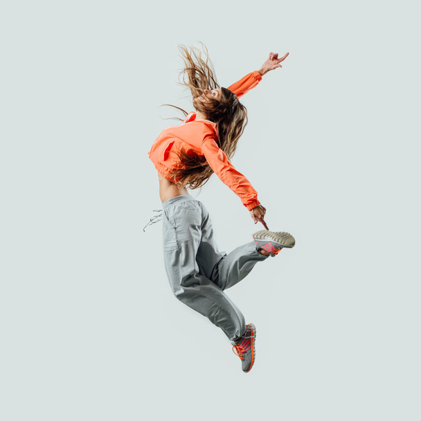 Athletic dancer jumping and moving - Фото, зображення