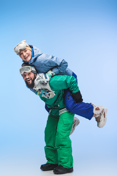 pareja de snowboarders a cuestas juntos
 - Foto, imagen