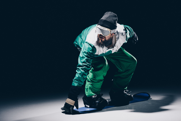 Snowboarder übt auf dem Snowboard - Foto, Bild