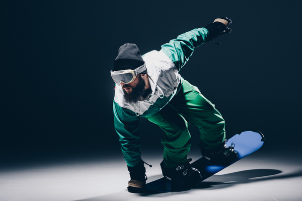 snowboarder praticare su snowboard
 - Foto, immagini