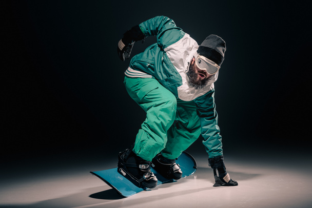 snowboardista cvičí na snowboardu - Fotografie, Obrázek