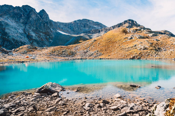  Lago de montaña azul
  - Foto, imagen