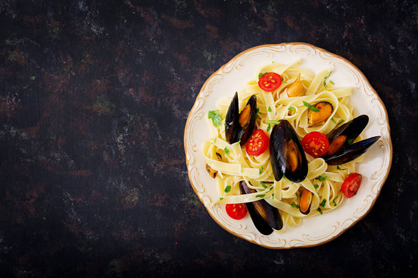 Fettuccine pasta met mosselen - Foto, afbeelding